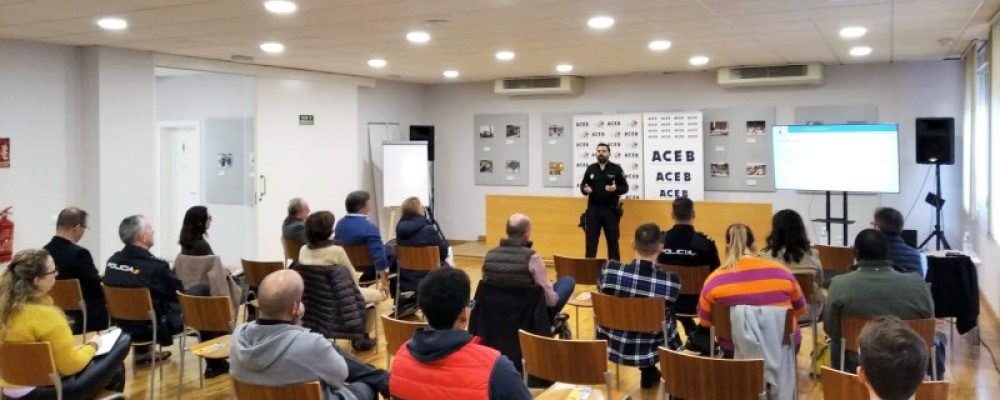 UNA VEINTENA DE EMPRESARIOS ASISTE A LA CHARLA SOBRE CIBERSEGURIDAD OFRECIDA POR POLICÍA NACIONAL EN LA ACEB