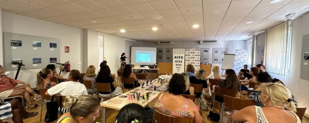 EL CURSO GRATUITO DE AUTOMAQUILLAJE REÚNE A UNA TREINTENA DE ALUMNAS EN LA SEDE DE ACEB-ACCAB