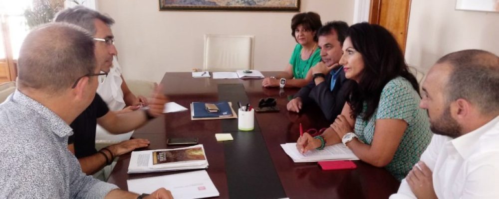 EL ALCALDE Y EL CONCEJAL DE COMERCIO MANTIENEN UNA REUNIÓN CON LA JUNTA DIRECTIVA DE LA ACEB