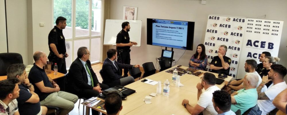 EL COMISARIO DE BENALMÁDENA-TORREMOLINOS ABORDA EN LA SEDE DE ACEB MEDIDAS DE SEGURIDAD CON EMPRESAS DE OCIO NOCTURNO
