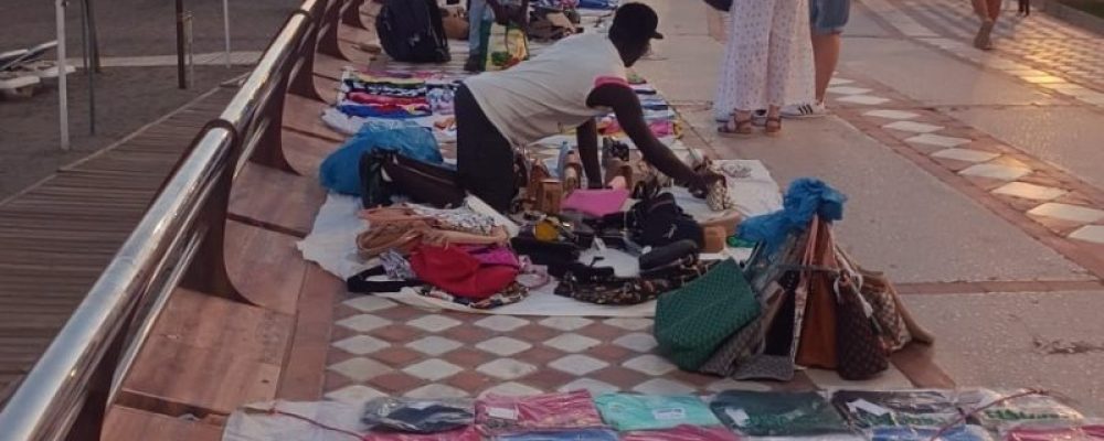 ACEB MUESTRA SU APOYO A LA POLICÍA LOCAL TRAS EL ALTERCADO CON VENDEDORES AMBULANTES ILEGALES