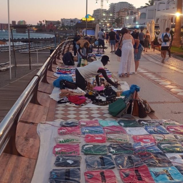 ACEB MUESTRA SU APOYO A LA POLICÍA LOCAL TRAS EL ALTERCADO CON VENDEDORES AMBULANTES ILEGALES