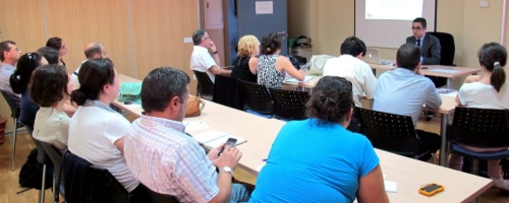 LA CHARLA SOBRE LOS ASPECTOS LEGALES DE LAS TICS PARA EMPRESARIOS CONGREGÓ A UNA VEINTENA DE PERSONAS