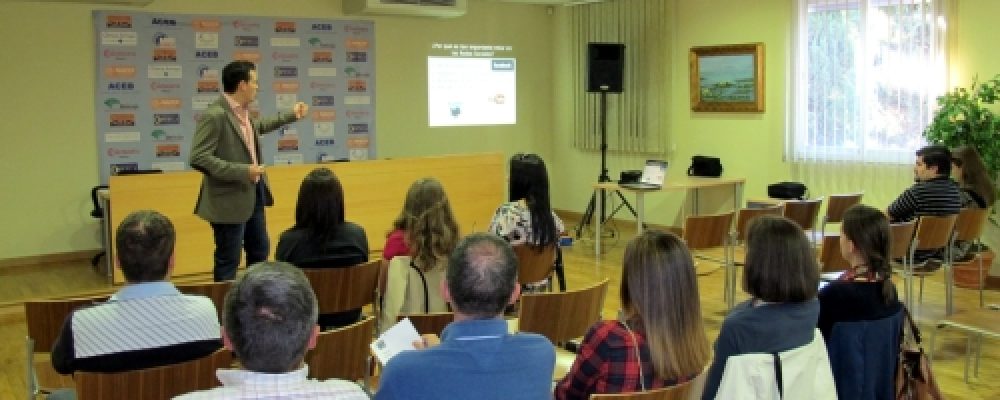 EMPRESARIOS Y EMPRENDEDORES TOMAN PARTE EN EL TALLER DE MARKETING Y COMUNICACIÓN 2.0